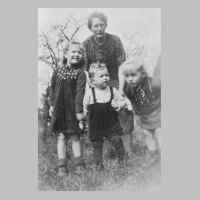 045-0037 Margarete Fischer, geb. Neumann, mit ihren Kindern Christraut, Lore und Reinhart .JPG